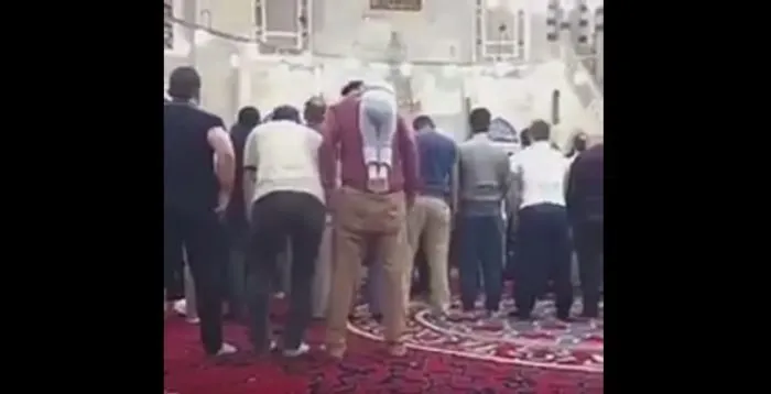 17+ Potret Anak-Anak dari Berbagai Penjuru Dunia Saat Ikut ke Masjid. Lucu sih, Selama Nggak Ganggu Ibadah 17
