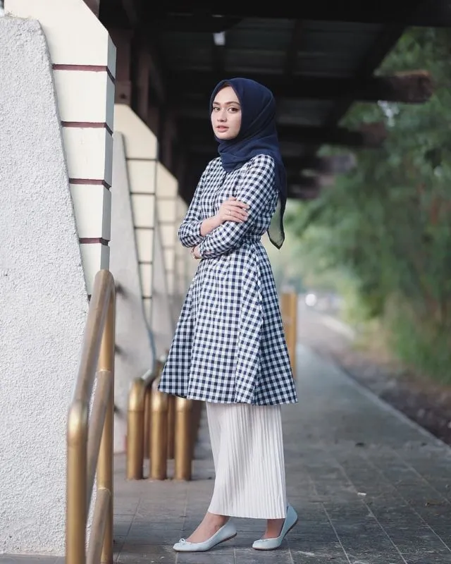 12 Model Celana Muslimah yang Trendi dan Adem Dipakai, Tetap Luwes Meski Tubuh Nggak Tinggi Semampai 14