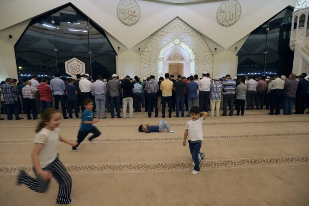 17+ Potret Anak-Anak dari Berbagai Penjuru Dunia Saat Ikut ke Masjid. Lucu sih, Selama Nggak Ganggu Ibadah 21