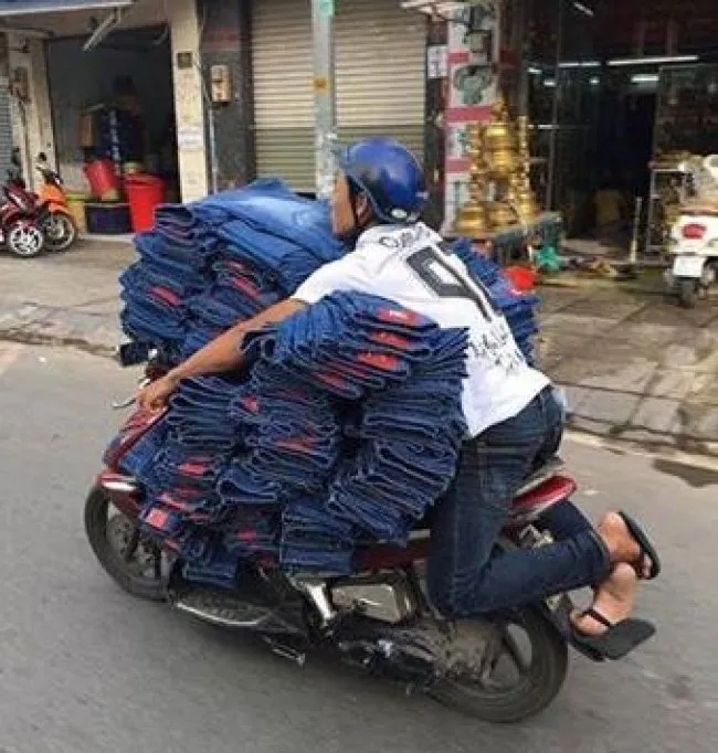 10 Potret Sepeda dan Motor yang Kelebihan Muatan. Miris Banget Tapi Kocak Juga! 16
