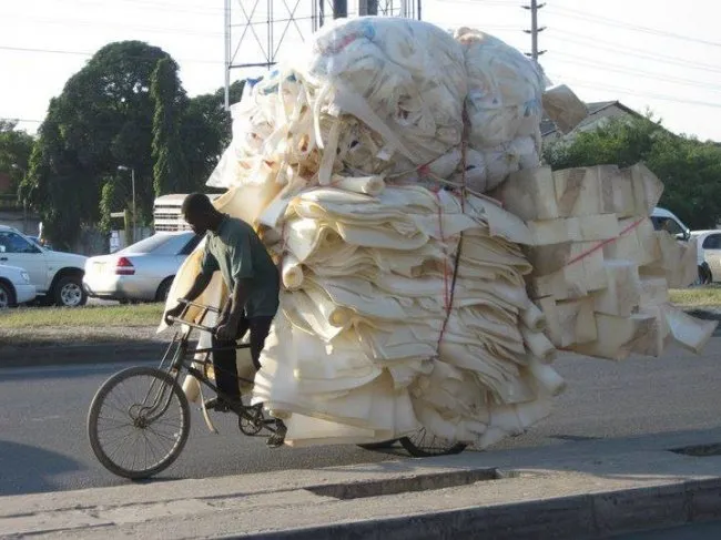 10 Potret Sepeda dan Motor yang Kelebihan Muatan. Miris Banget Tapi Kocak Juga! 11