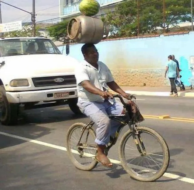 10 Potret Sepeda dan Motor yang Kelebihan Muatan. Miris Banget Tapi Kocak Juga! 12