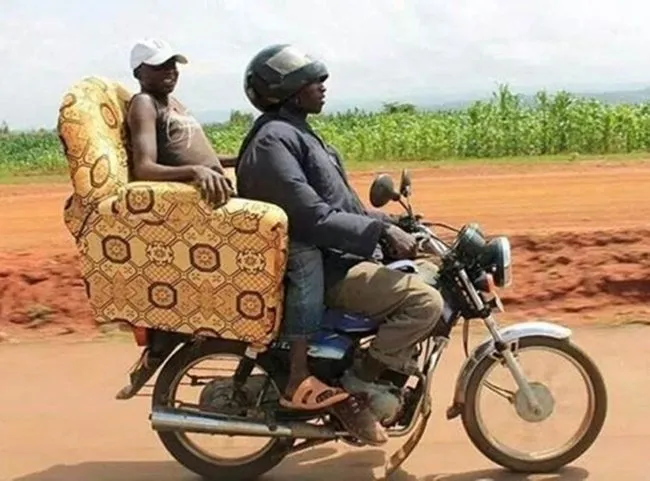 10 Potret Sepeda dan Motor yang Kelebihan Muatan. Miris Banget Tapi Kocak Juga! 14