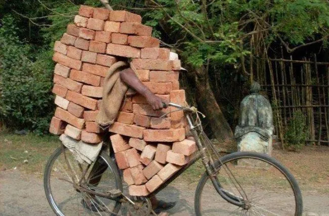 10 Potret Sepeda dan Motor yang Kelebihan Muatan. Miris Banget Tapi Kocak Juga! 13