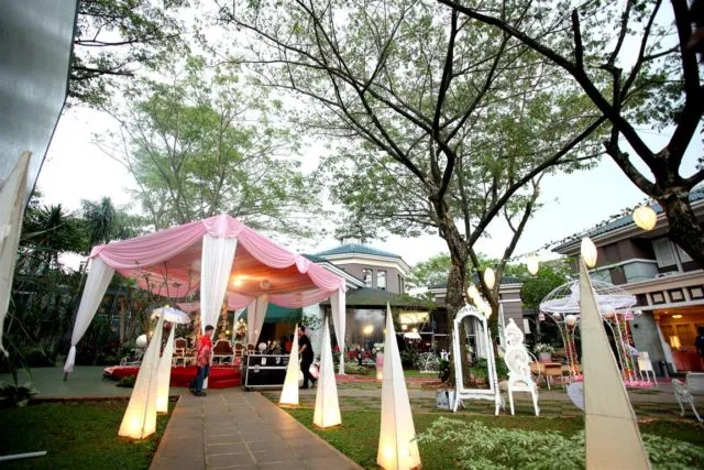 Strategi Menyiapkan Tenda Pernikahan Agar Tahan Hujan dan Nggak Bikin Becek Lantai 10