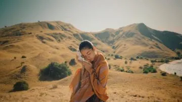 15 Foto Traveling Putri Marino yang Cantik Memesona. Perlu Ditiru Biar IG Kamu Nggak Gitu-gitu Aja!