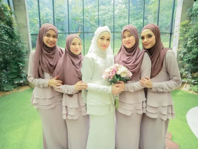 Anggunnya HQQ, 16+ Inspirasi Busana Bridesmaid Syar'i Menutup Dada Ini Layak Diadopsi 23