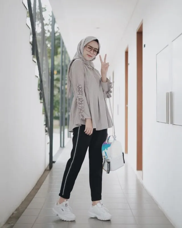 12 Model Celana Muslimah yang Trendi dan Adem Dipakai, Tetap Luwes Meski Tubuh Nggak Tinggi Semampai 24