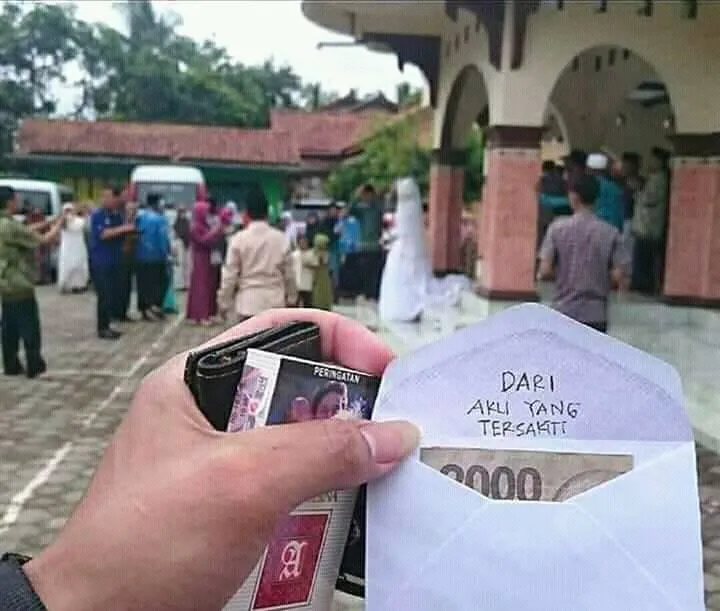 Sang Mantan Nikah dengan Teman Sendiri, Cowok Ini Minta Saran Mending Datang Resepsi atau Nggak 8