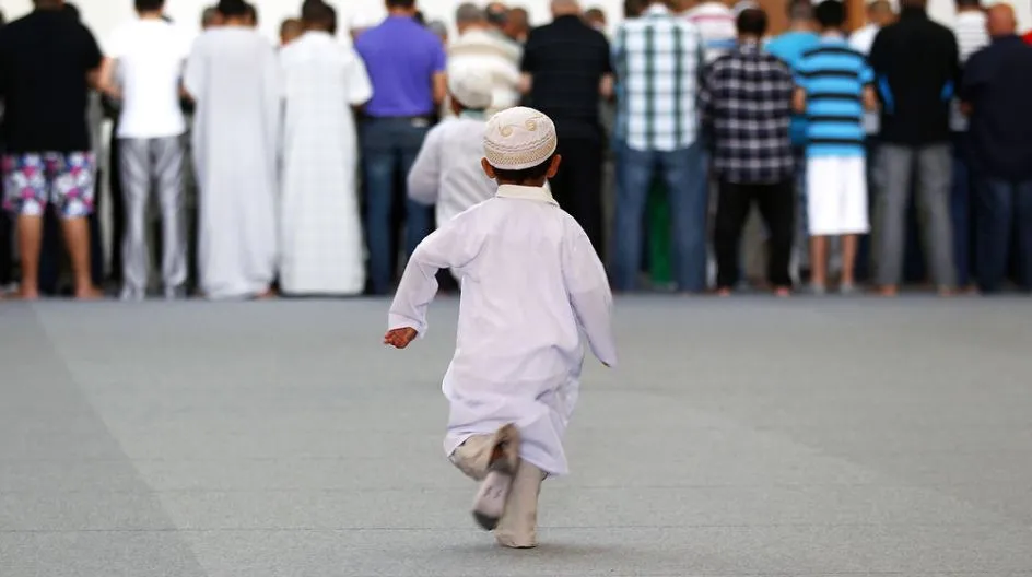 17+ Potret Anak-Anak dari Berbagai Penjuru Dunia Saat Ikut ke Masjid. Lucu sih, Selama Nggak Ganggu Ibadah 19