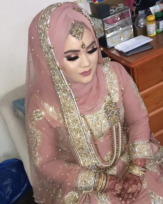 12 Inspirasi Busana Pengantin India Berhijab yang Menawan Hati. Saatnya Tampil Glamor dan Santun Kala Jadi Ratu Sehari 24