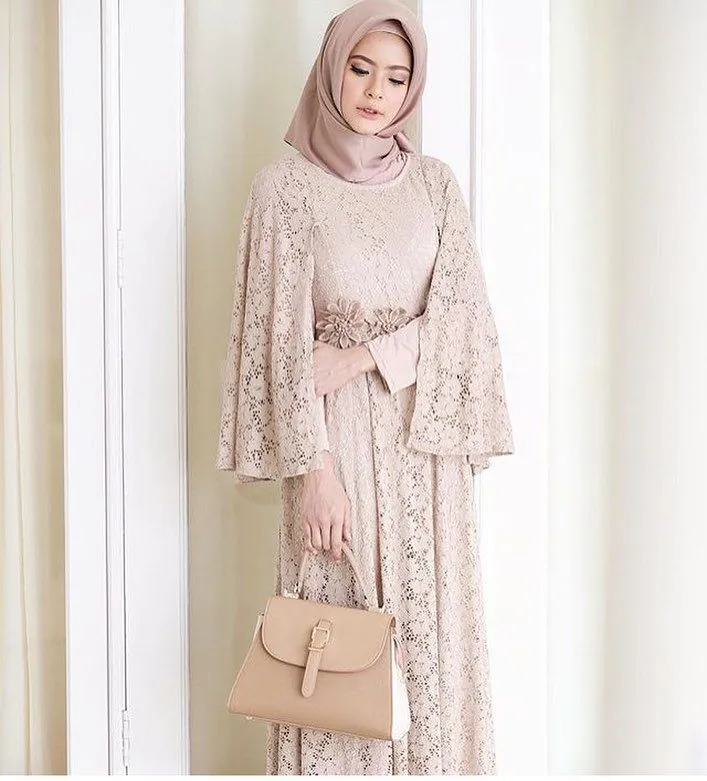 11+ Inspirasi Outfit untuk Sister of The Bride. Meski Bukan Bintang Utama, Boleh Kok Tampil Memesona 20