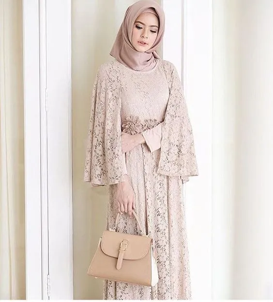 20 Inspirasi Model Gaun Kondangan untuk Pesta Terbaru 36