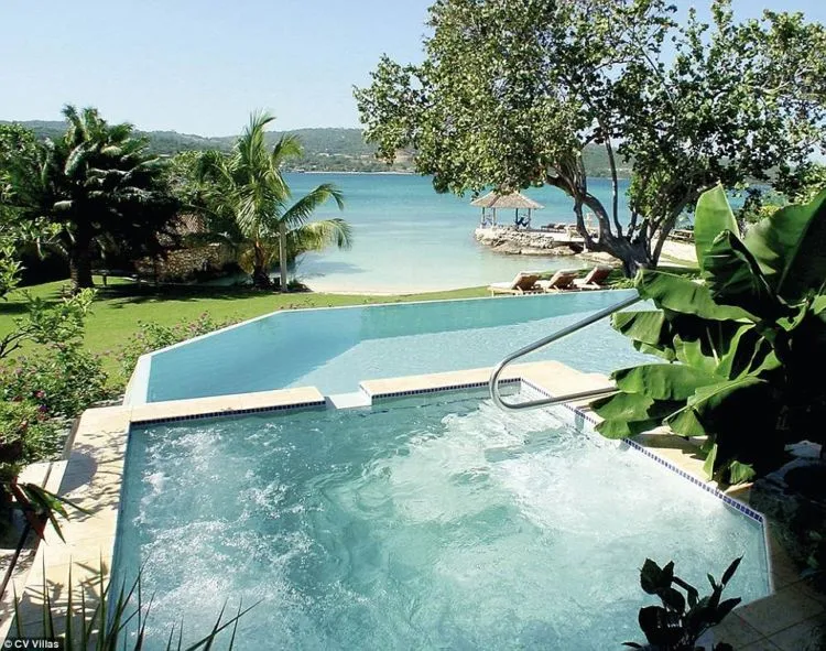 8 Hotel dengan Kolam Air Panas Paling Seksi di Dunia. Cocok Buat Bulan Madumu Nih! 13
