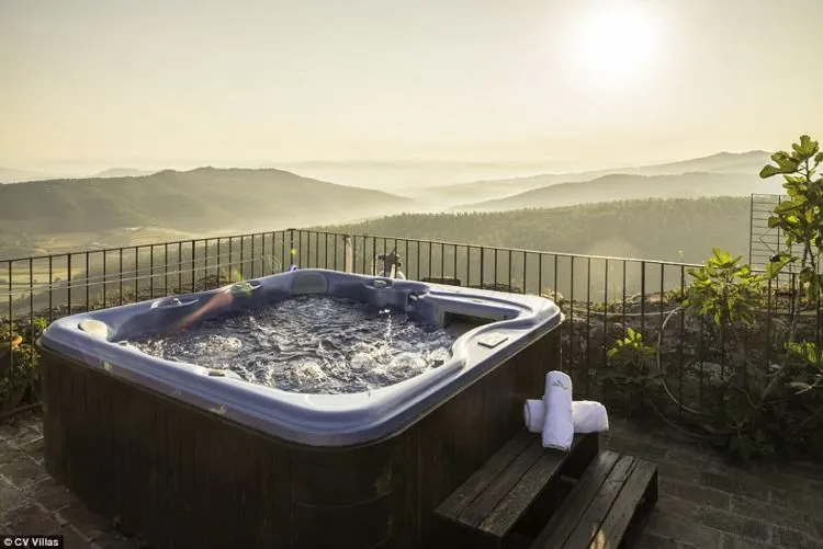 8 Hotel dengan Kolam Air Panas Paling Seksi di Dunia. Cocok Buat Bulan Madumu Nih! 15