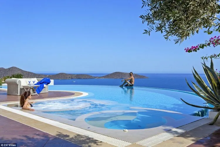 8 Hotel dengan Kolam Air Panas Paling Seksi di Dunia. Cocok Buat Bulan Madumu Nih! 9