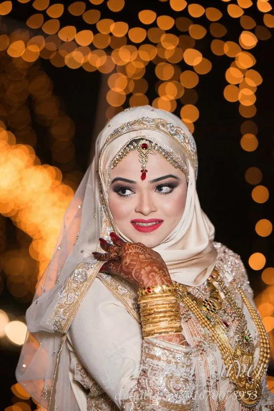 12 Inspirasi Busana Pengantin India Berhijab yang Menawan Hati. Saatnya Tampil Glamor dan Santun Kala Jadi Ratu Sehari 13