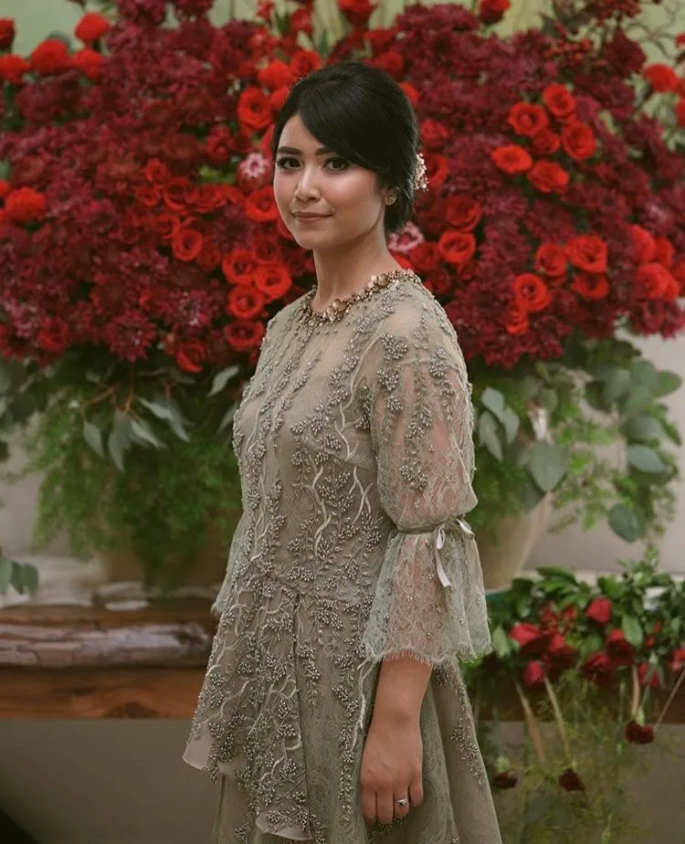 11+ Inspirasi Outfit untuk Sister of The Bride. Meski Bukan Bintang Utama, Boleh Kok Tampil Memesona 23