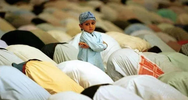 17+ Potret Anak-Anak dari Berbagai Penjuru Dunia Saat Ikut ke Masjid. Lucu sih, Selama Nggak Ganggu Ibadah 20
