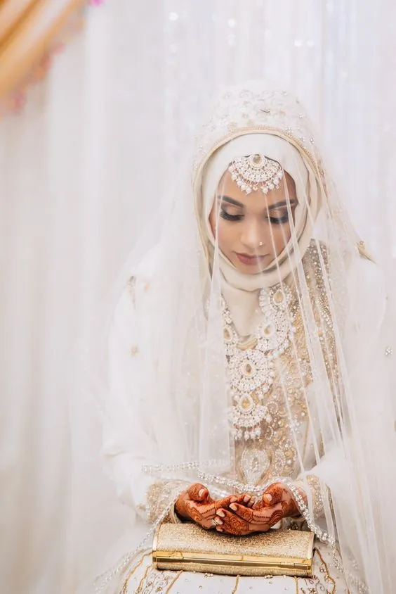 12 Inspirasi Busana Pengantin India Berhijab yang Menawan Hati. Saatnya Tampil Glamor dan Santun Kala Jadi Ratu Sehari 21