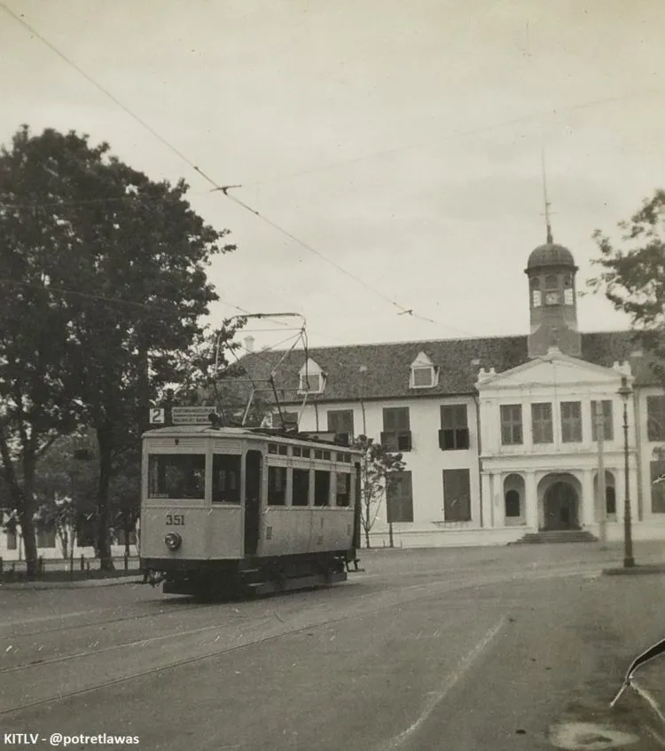 15 Potret Lawas Kota Jakarta di Era Penjajahan Belanda. Terasa Sangat Syahdu dan Penuh Nostalgia! 30