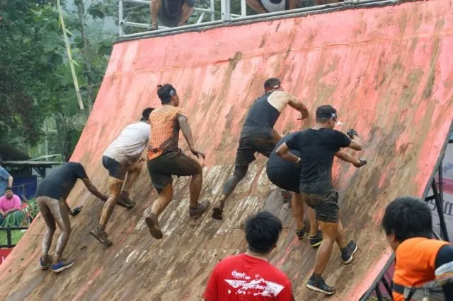 Jangan Ngaku Tangguh Kalau Belum Ikutan Counterpain Mud Warrior 4. Lomba Maraton Ala Latihan Militer! 10