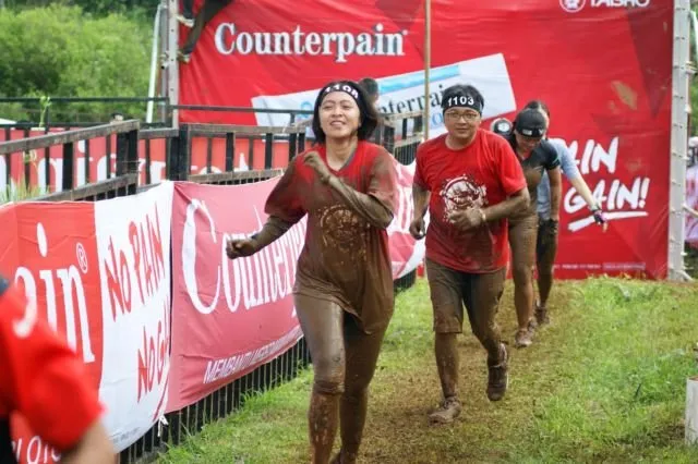 Jangan Ngaku Tangguh Kalau Belum Ikutan Counterpain Mud Warrior 4. Lomba Maraton Ala Latihan Militer! 15