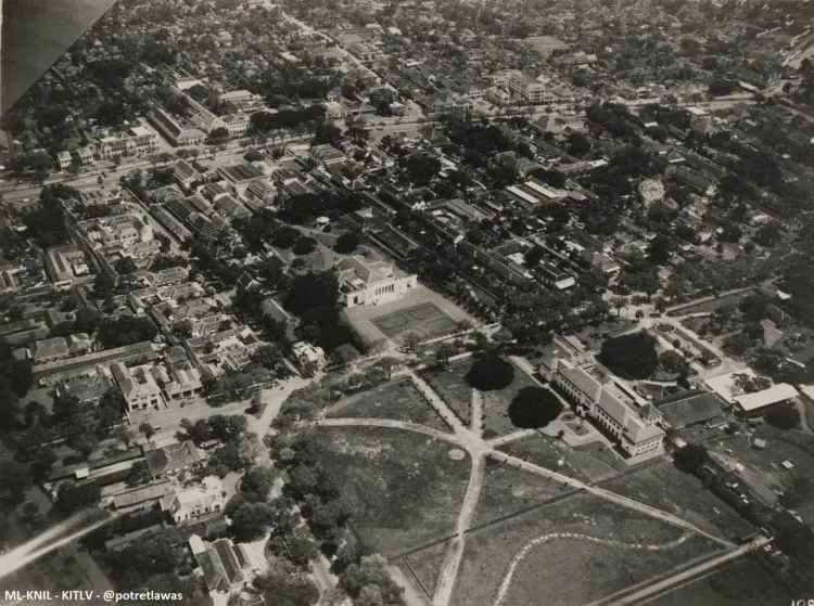 15 Potret Lawas Kota Jakarta di Era Penjajahan Belanda. Terasa Sangat Syahdu dan Penuh Nostalgia! 27