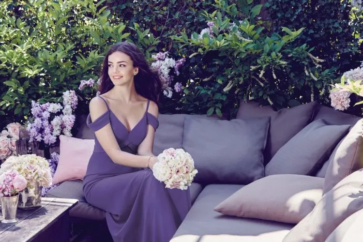 11+ Inspirasi Outfit untuk Sister of The Bride. Meski Bukan Bintang Utama, Boleh Kok Tampil Memesona 18
