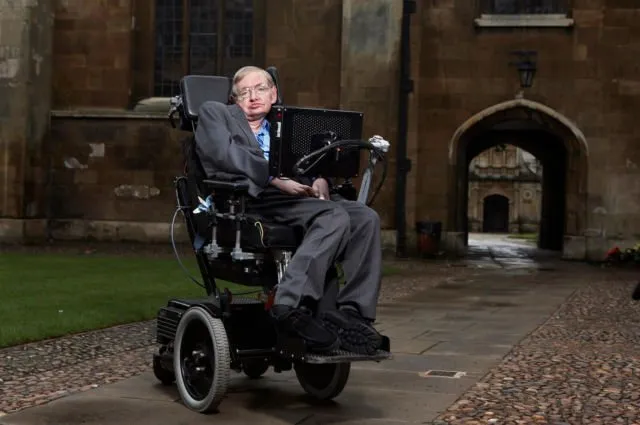 Ilmuwan Ternama Stephen Hawking Meninggal. Ini Kontribusinya yang Mungkin Kamu Cuma Tahu dari Film 13
