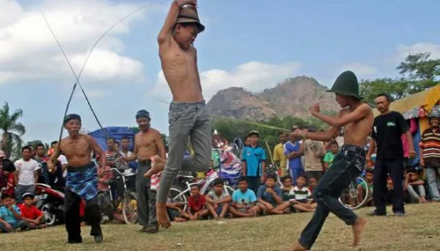5 Ritual Memanggil Hujan Unik di Indonesia, Dari Tarian Hingga Aksi Menyiksa Diri 6