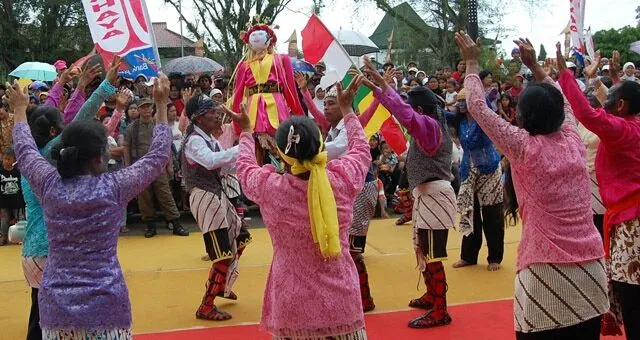 5 Ritual Memanggil Hujan Unik di Indonesia, Dari Tarian Hingga Aksi Menyiksa Diri 8