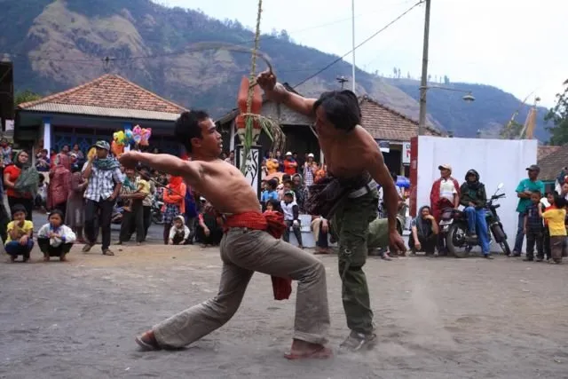 5 Ritual Memanggil Hujan Unik di Indonesia, Dari Tarian Hingga Aksi Menyiksa Diri 10