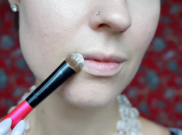 Tutorial Teknik Overdrawn Lips yang Paripurna. Dengan Begini, Bibir Tipismu Akan Merekah Merona. Mau Coba? 10