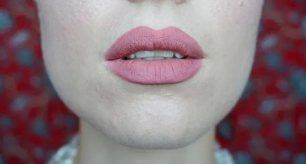 Tutorial Teknik Overdrawn Lips yang Paripurna. Dengan Begini, Bibir Tipismu Akan Merekah Merona. Mau Coba? 12
