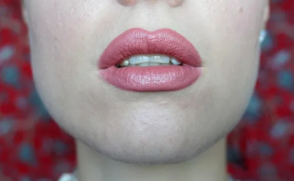 Tutorial Teknik Overdrawn Lips yang Paripurna. Dengan Begini, Bibir Tipismu Akan Merekah Merona. Mau Coba? 13