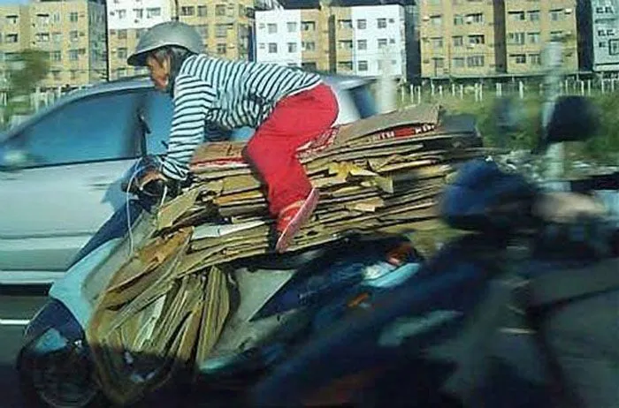 10 Potret Sepeda dan Motor yang Kelebihan Muatan. Miris Banget Tapi Kocak Juga! 19