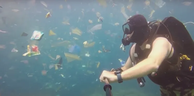 Video yang Dibuat Turis Ini Bikin Kita Miris. Ada Banyak Sekali Sampah di Lautan Nusa Penida, Bali! 3