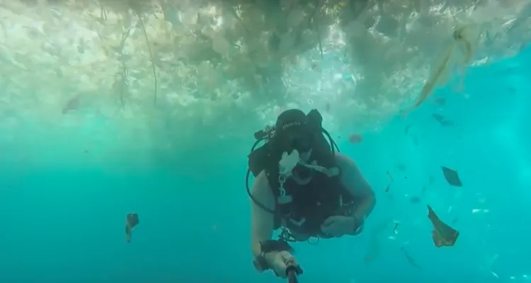 Video yang Dibuat Turis Ini Bikin Kita Miris. Ada Banyak Sekali Sampah di Lautan Nusa Penida, Bali! 4