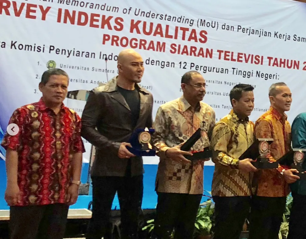 Deddy Corbuzier Raih Penghargaan dan Beropini Soal TV pada KPI. Semoga Tontonan Kita Membaik, Ya 5