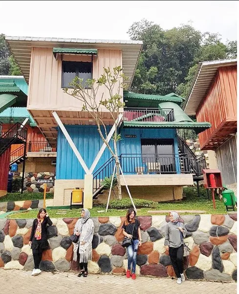 Lagi Hits, Hotel dengan Box Kontainer Warna-warni di Bogor. Patut Dicoba Sih Gaes! 17