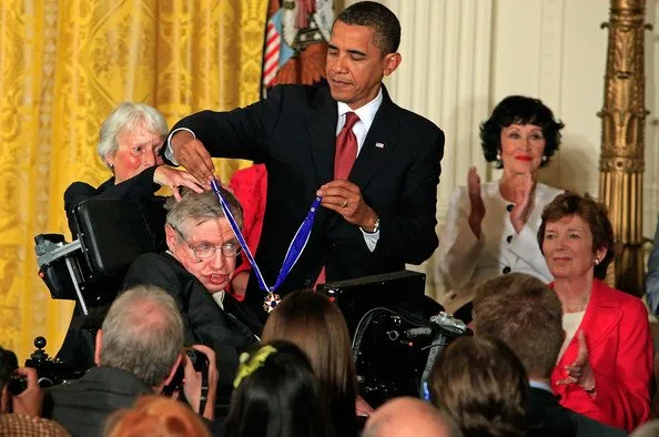 Ilmuwan Ternama Stephen Hawking Meninggal. Ini Kontribusinya yang Mungkin Kamu Cuma Tahu dari Film 14