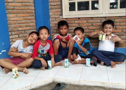 Anak-Anak ini Inisiatif Bersihkan Halaman Rumah Orang Setelah Dipakai Buat Main. Pinter Banget, Kan? 4