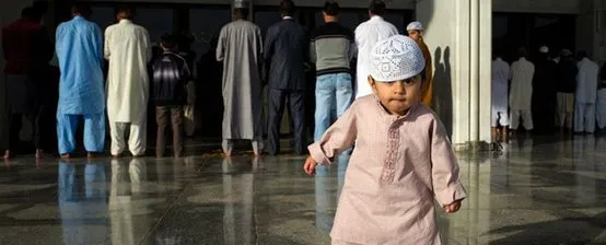 17+ Potret Anak-Anak dari Berbagai Penjuru Dunia Saat Ikut ke Masjid. Lucu sih, Selama Nggak Ganggu Ibadah 22