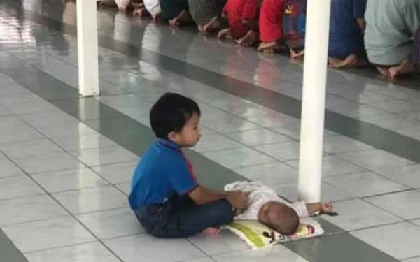 17+ Potret Anak-Anak dari Berbagai Penjuru Dunia Saat Ikut ke Masjid. Lucu sih, Selama Nggak Ganggu Ibadah 23
