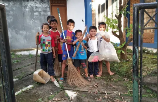 Anak-Anak ini Inisiatif Bersihkan Halaman Rumah Orang Setelah Dipakai Buat Main. Pinter Banget, Kan? 6