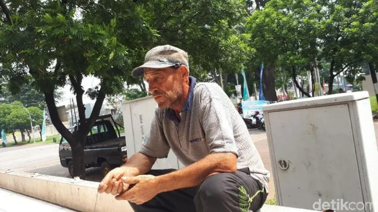 Ian, Bule Terlantar Asal Inggris yang Tinggal di Bantaran Kali Angke. Kira-kira Apa Sebabnya ya? 6