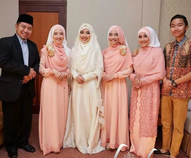 Anggunnya HQQ, 16+ Inspirasi Busana Bridesmaid Syar'i Menutup Dada Ini Layak Diadopsi 30
