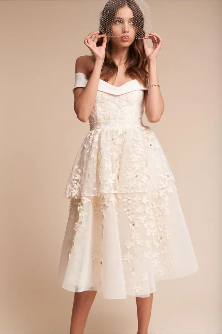 11+ Inspirasi Outfit untuk Sister of The Bride. Meski Bukan Bintang Utama, Boleh Kok Tampil Memesona 19