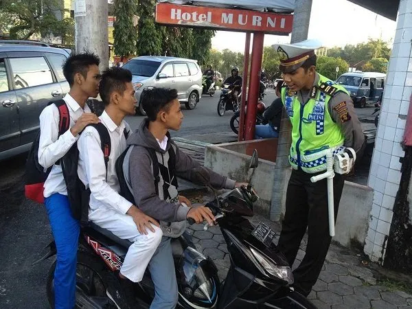 Bonceng Ramean Ternyata Nggak Cuma Ada di Sini, Bahkan di Luar Negeri Banyak yang Lebih Absurd Lho 12